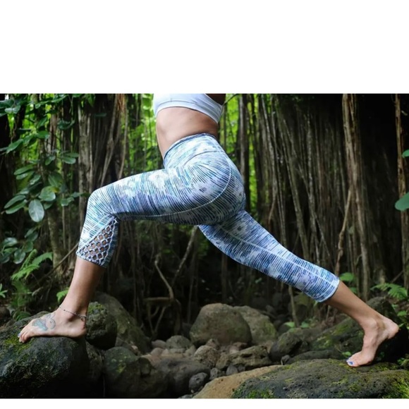 Lululemon True Self Crop II Blurry Belle Multi Blue Stripe Luon Leggings Yoga 6 - Picture 7 of 16